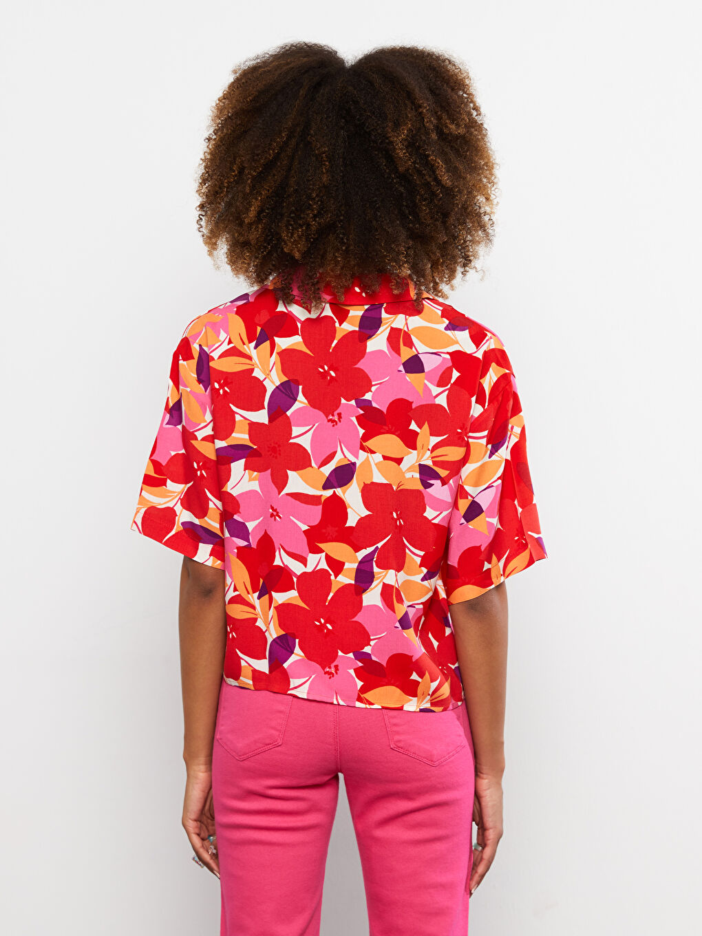Chemise pour Femmes à Fermeture Boutonnée sur le Devant Imprimée à Manches Courtes en Viscose-4