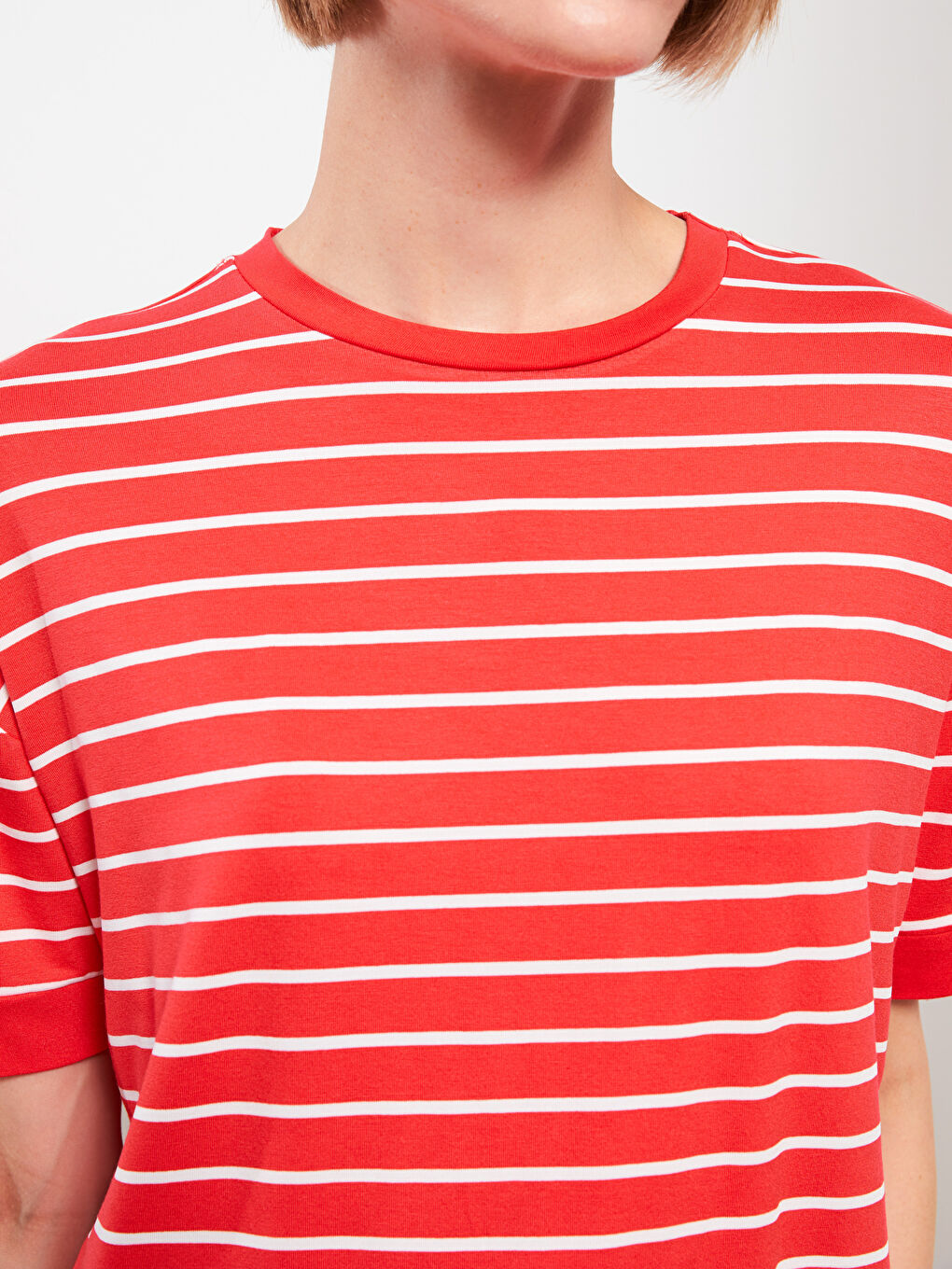Футболка с круглым вырезом, полосатая, с коротким рукавом для женщин-3