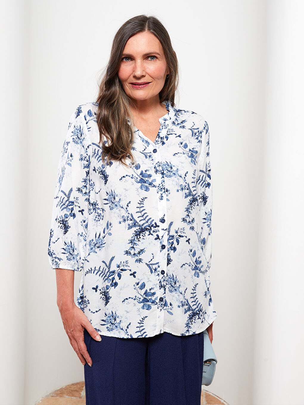 قميص نسائي فيسكوز بياقة بشق مطبوع بأكمام طويلة-1