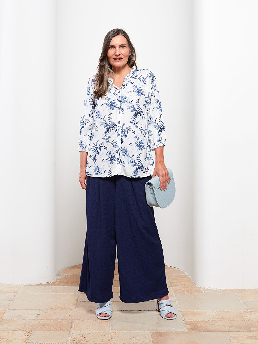 قميص نسائي فيسكوز بياقة بشق مطبوع بأكمام طويلة-2