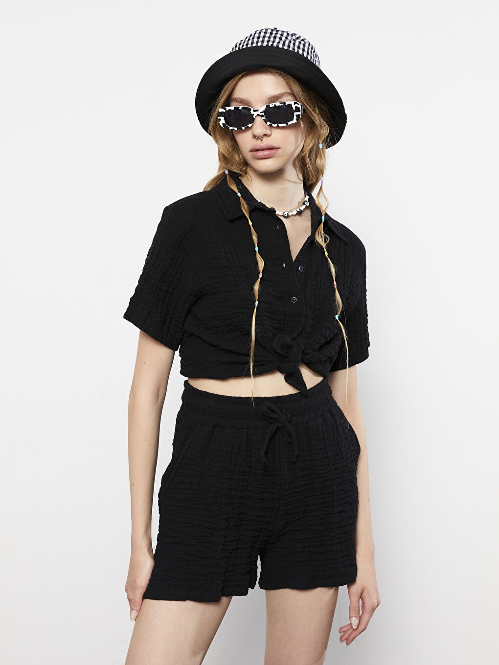 Siyah Beli Lastikli Standart Fit Düz Cep Detaylı Kadın Şort-1