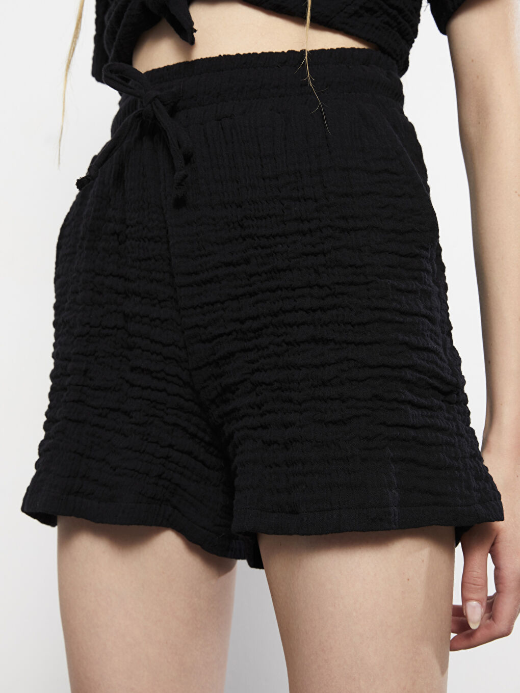 Siyah Beli Lastikli Standart Fit Düz Cep Detaylı Kadın Şort-3