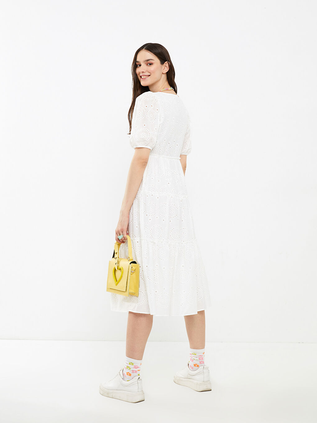 Beyaz V Yaka Kendinden Desenli Kısa Kollu Pamuklu Kadın Elbise-5