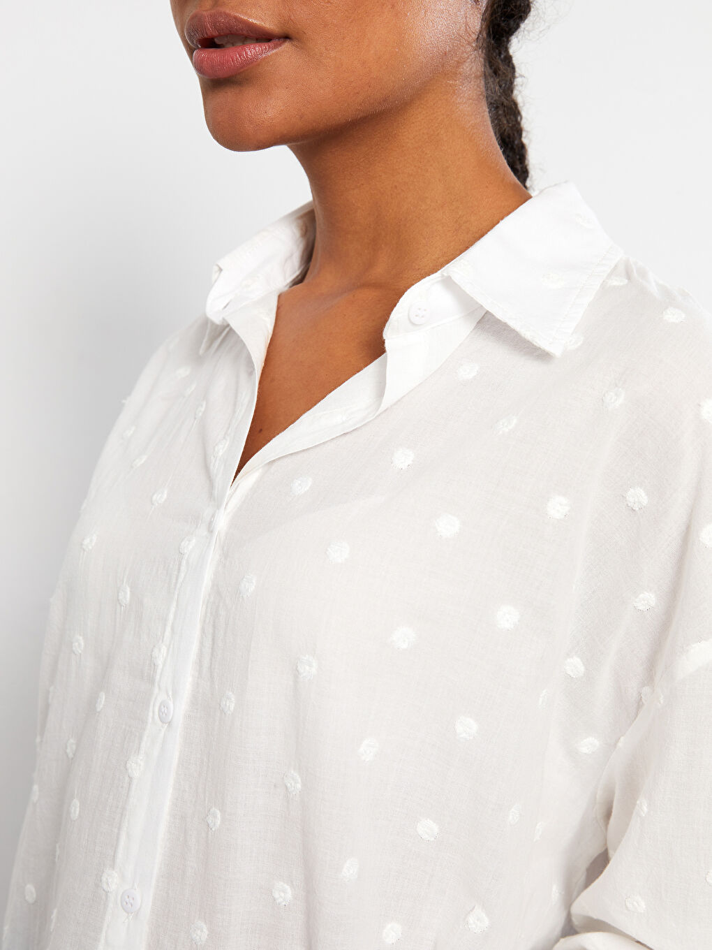 Beyaz Önden Düğme Kapamalı Puantiyeli Uzun Kollu Poplin Kadın Gömlek-3