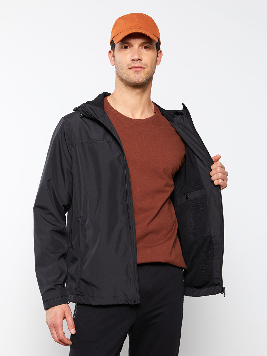 Siyah Standart Kalıp Kapüşonlu Erkek Yağmurluk-1