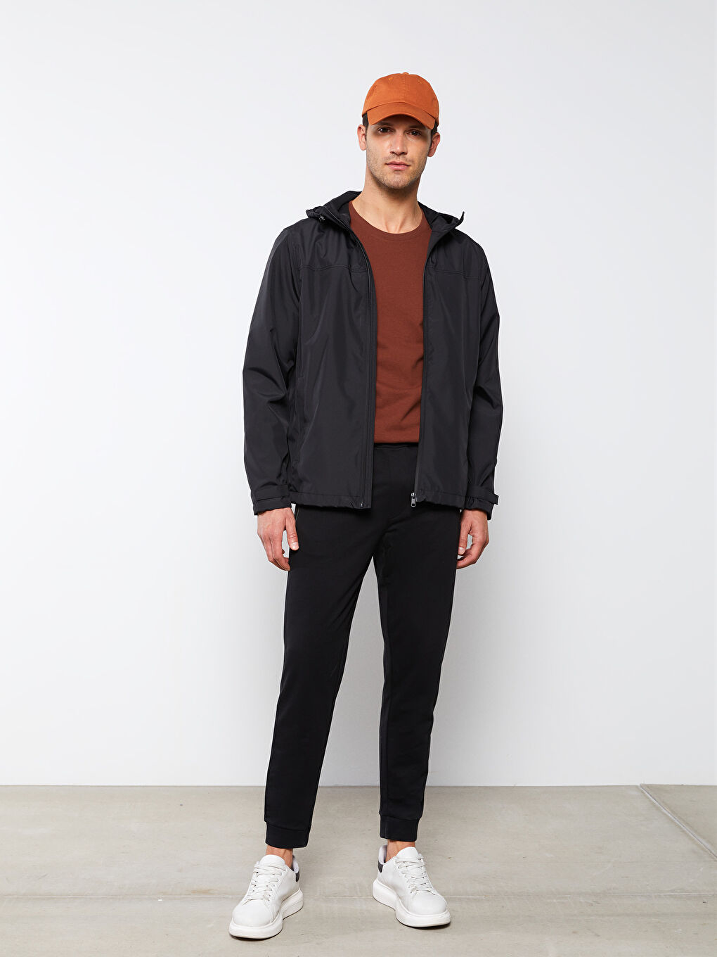 Siyah Standart Kalıp Kapüşonlu Erkek Yağmurluk-2
