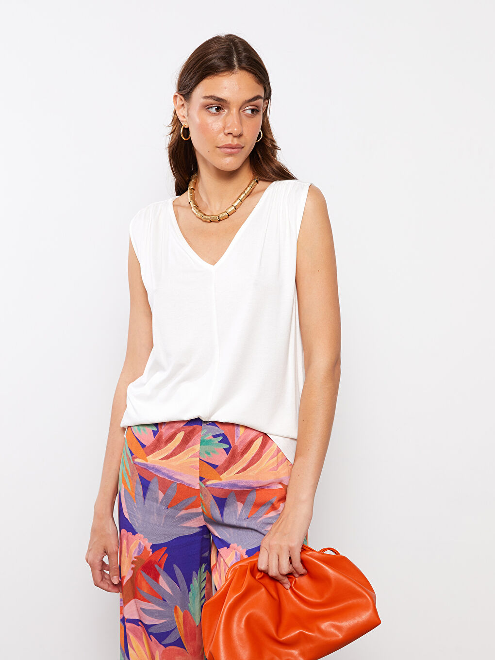 Ekru V Yaka Düz Krep Kadın Atlet-1