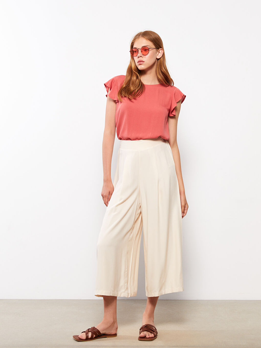 Bej Beli Lastikli Rahat Kalıp Düz Gabardin Kadın Kapri-1