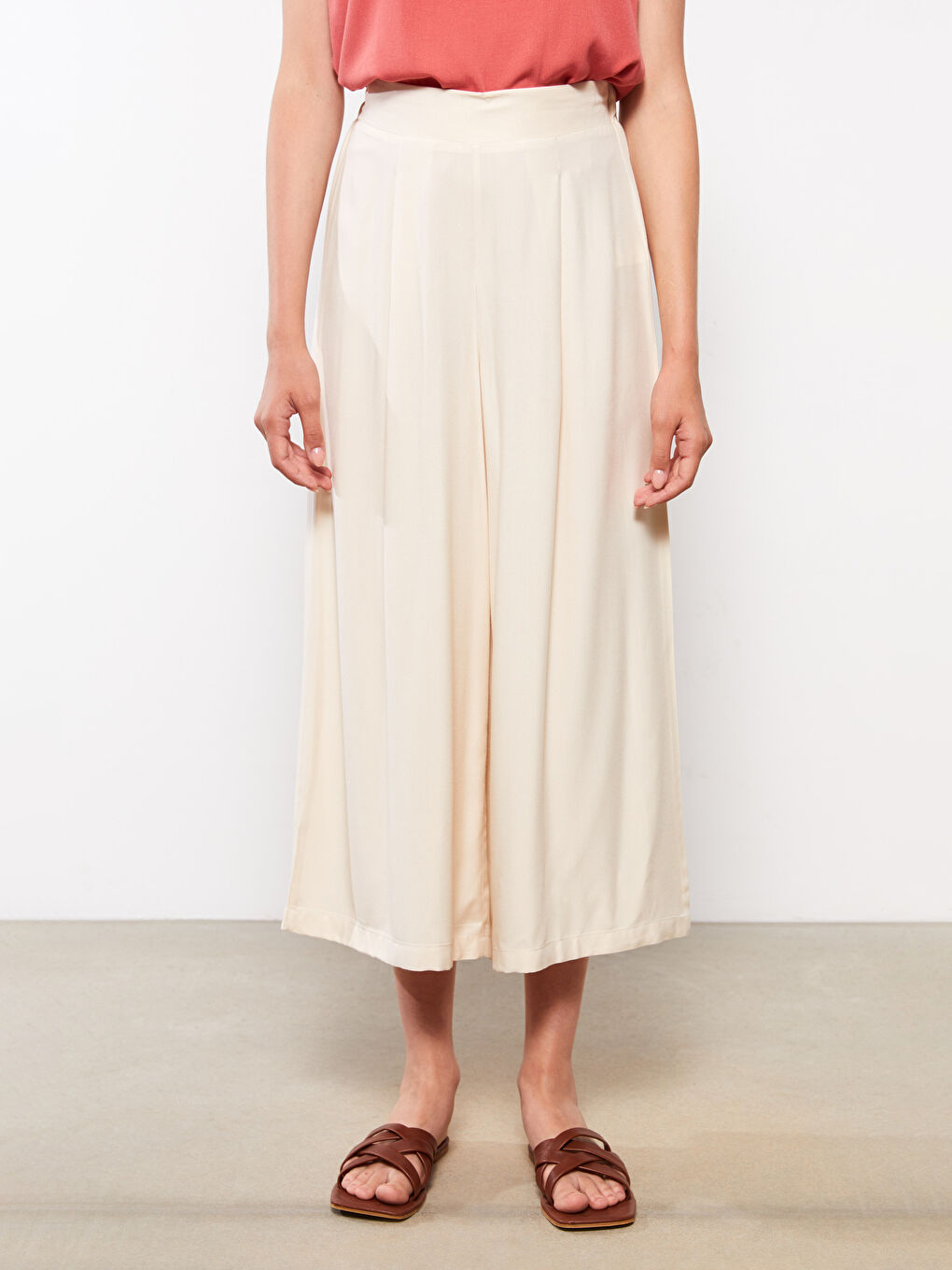 Bej Beli Lastikli Rahat Kalıp Düz Gabardin Kadın Kapri-3