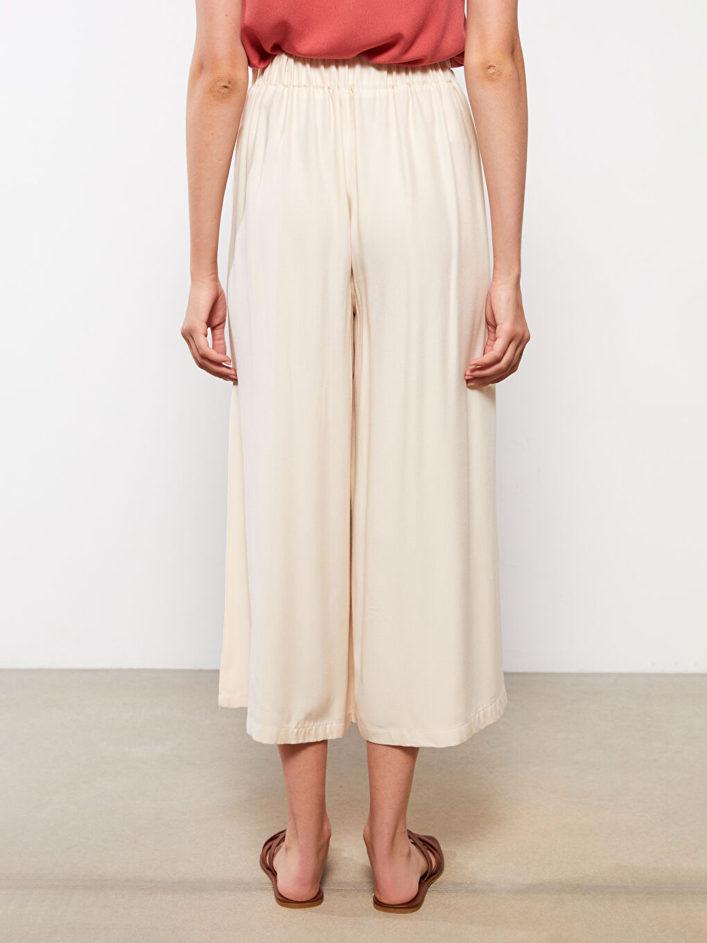 Bej Beli Lastikli Rahat Kalıp Düz Gabardin Kadın Kapri-4