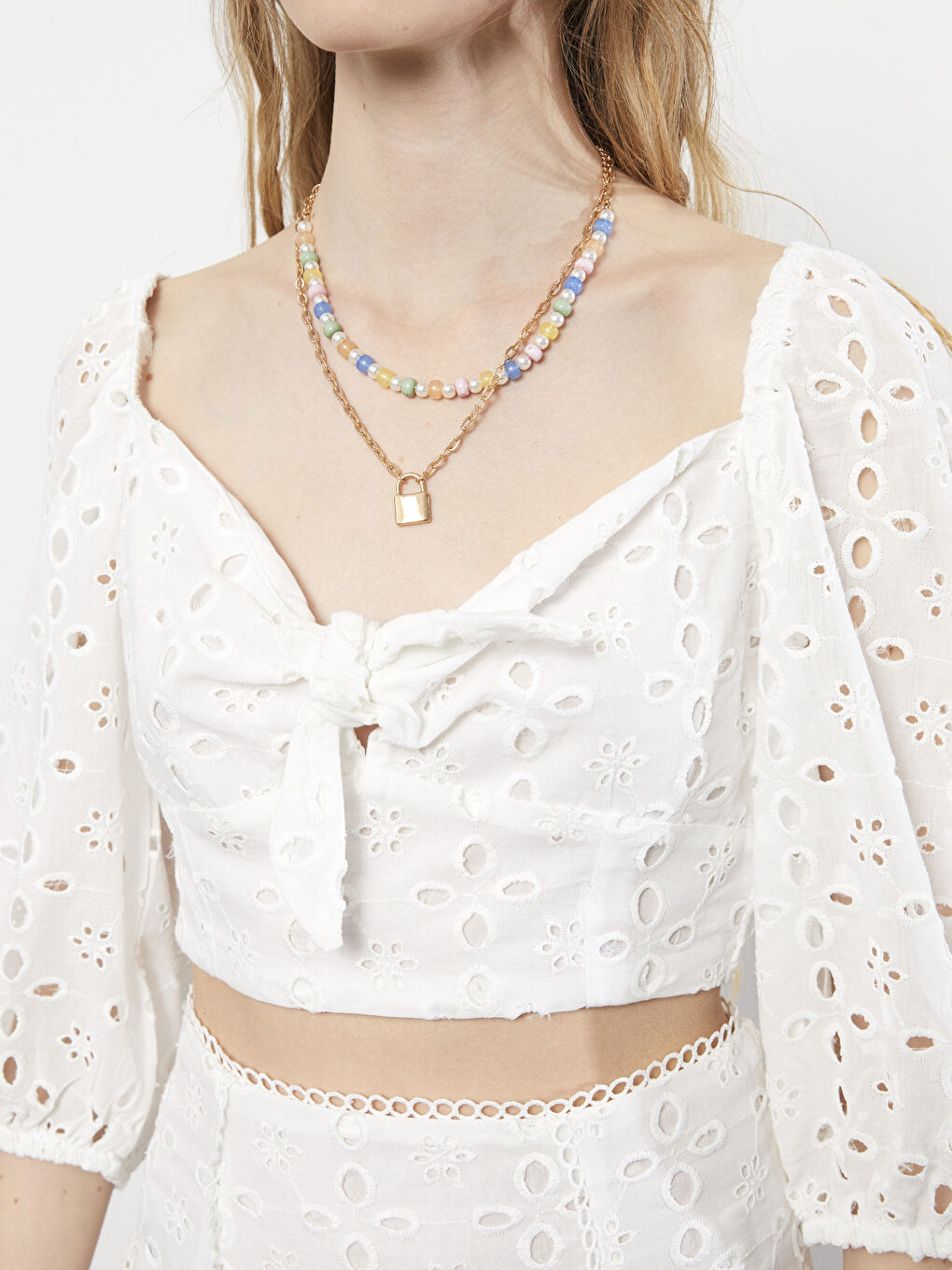Beyaz Kalp Yaka Desenli Crop Brode Kadın Bluz-3