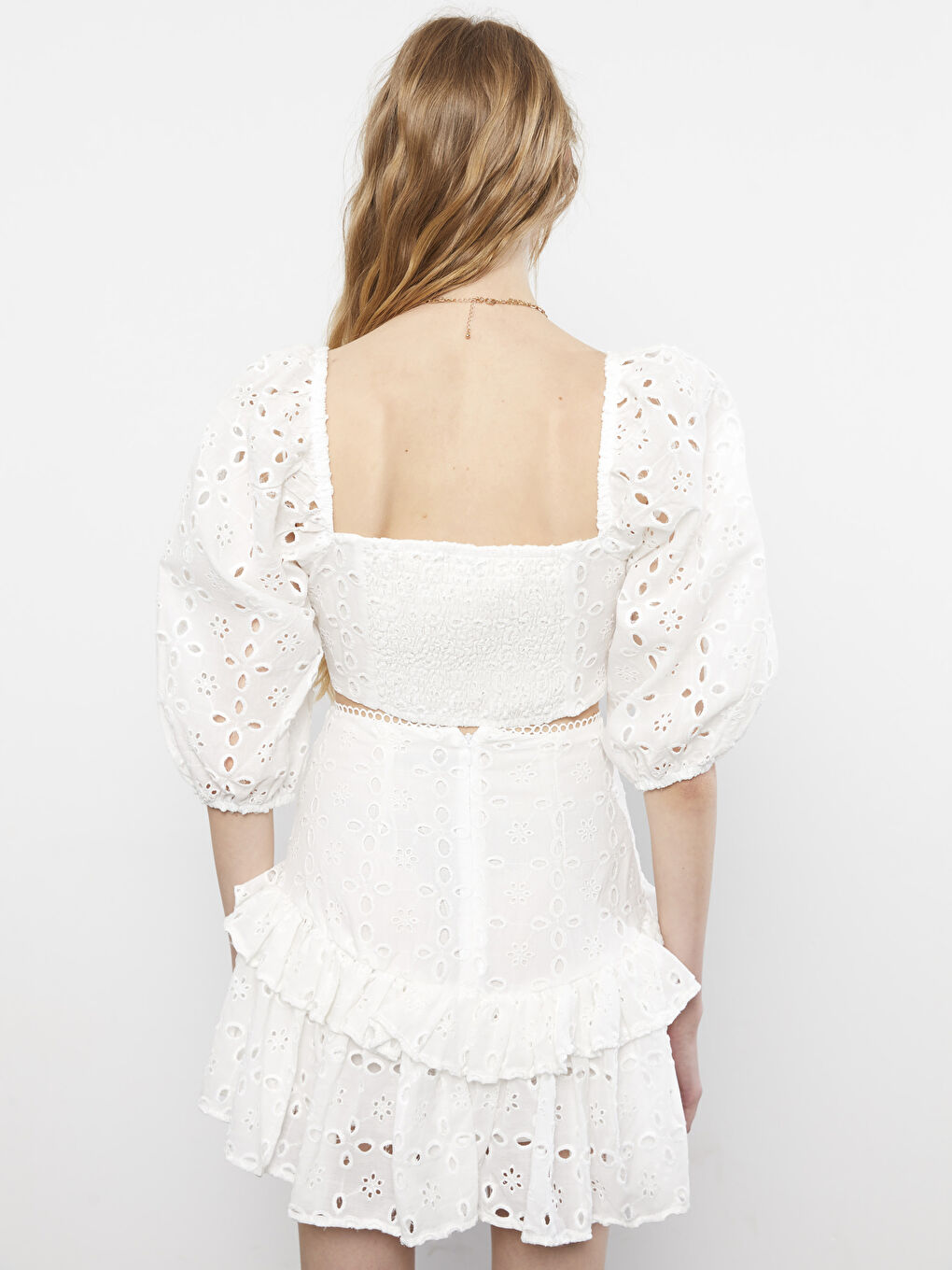 Beyaz Kalp Yaka Desenli Crop Brode Kadın Bluz-4