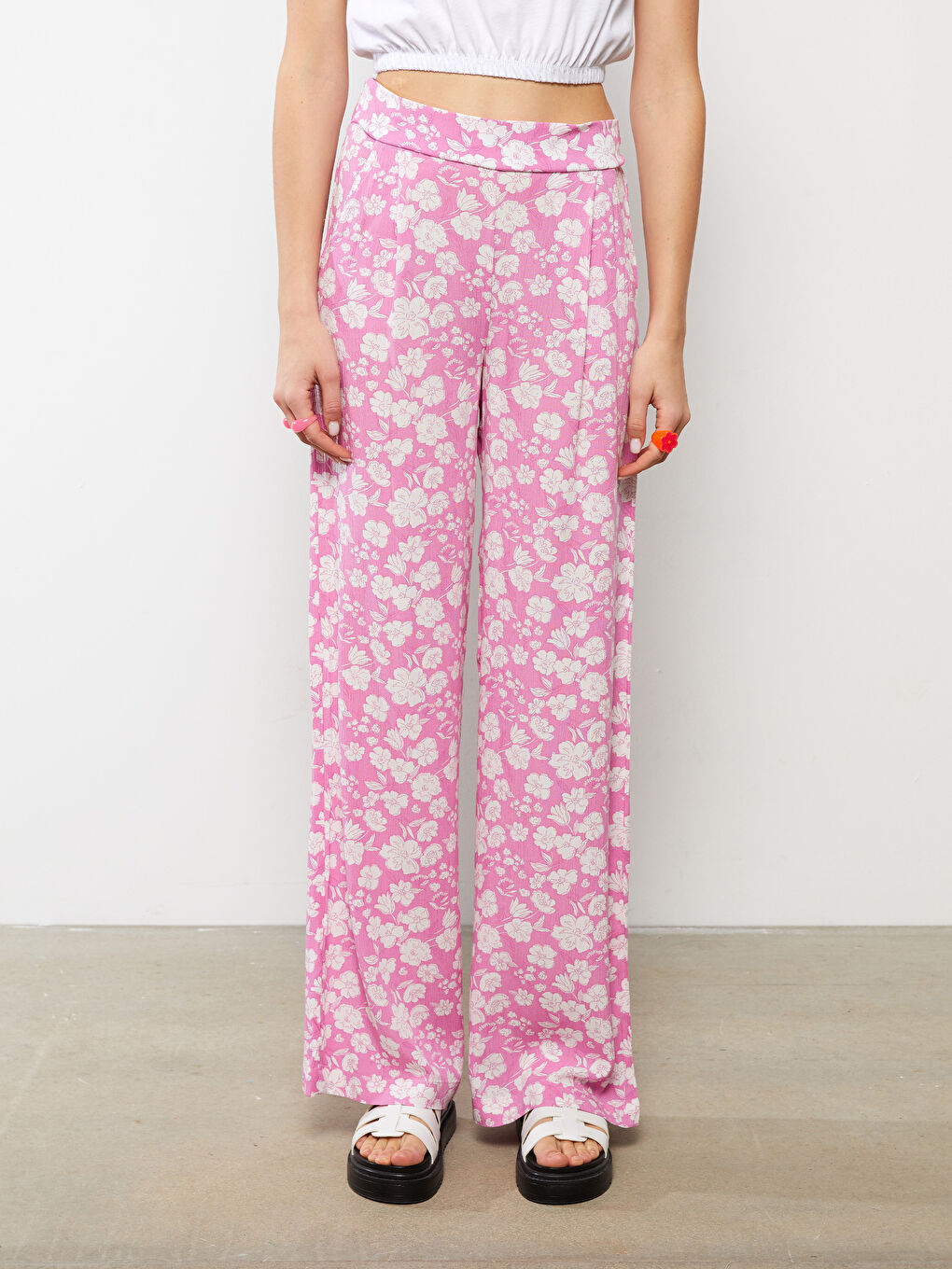 Pembe Beli Lastikli Standart Fit Çiçekli Viskon Kadın Pantolon-3