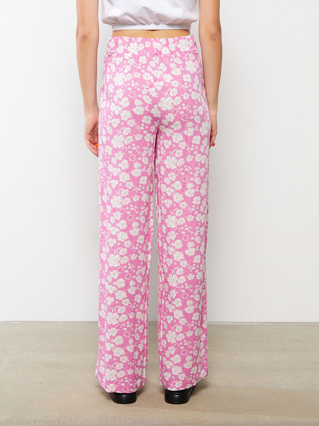 Pembe Beli Lastikli Standart Fit Çiçekli Viskon Kadın Pantolon-4
