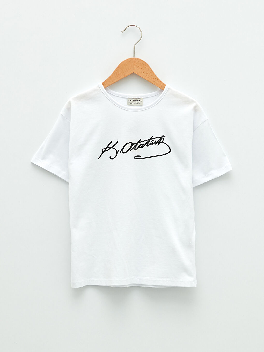 Beyaz Bisiklet Yaka Atatürk İmza Baskılı Kısa Kollu Kız Çocuk Tişört