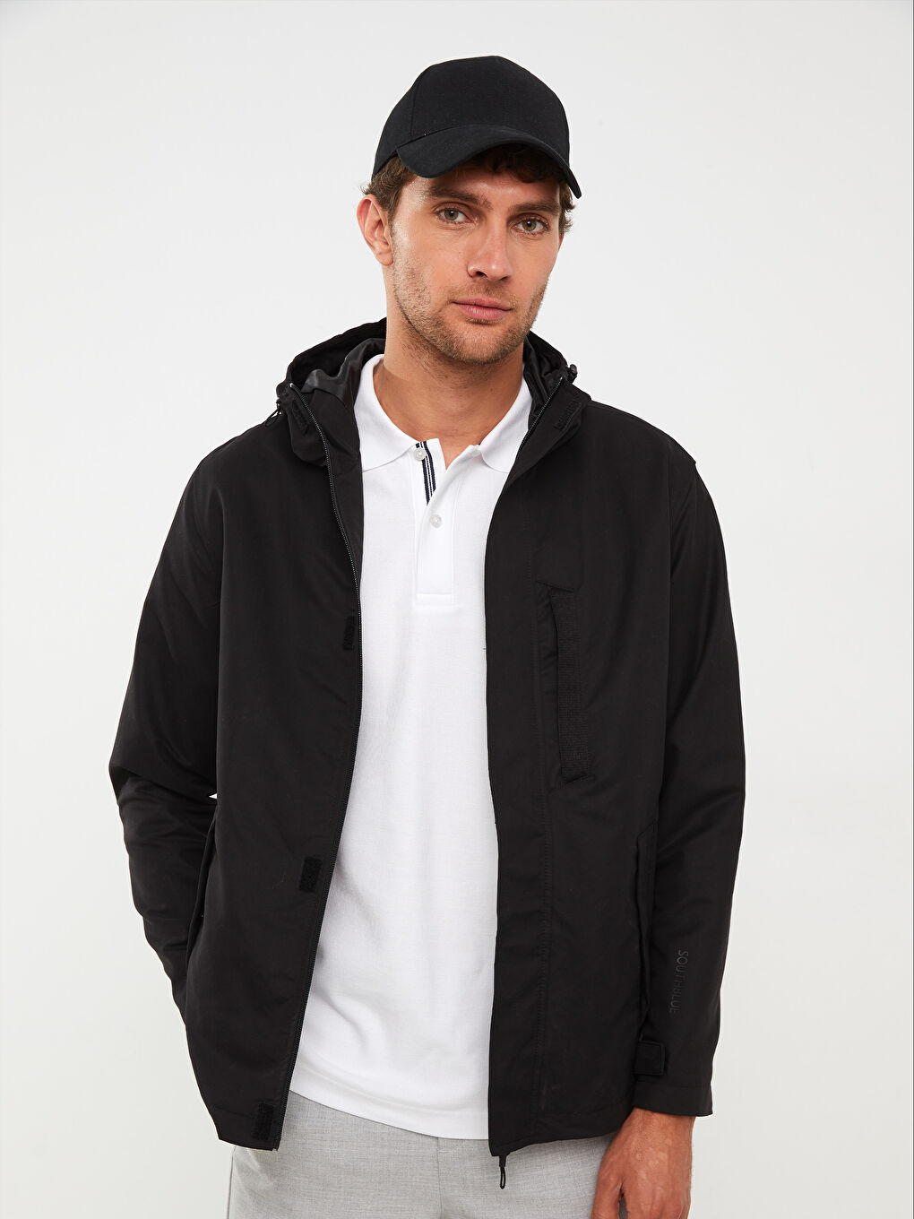 Siyah Standart Kalıp Kapüşonlu Erkek Yağmurluk-1