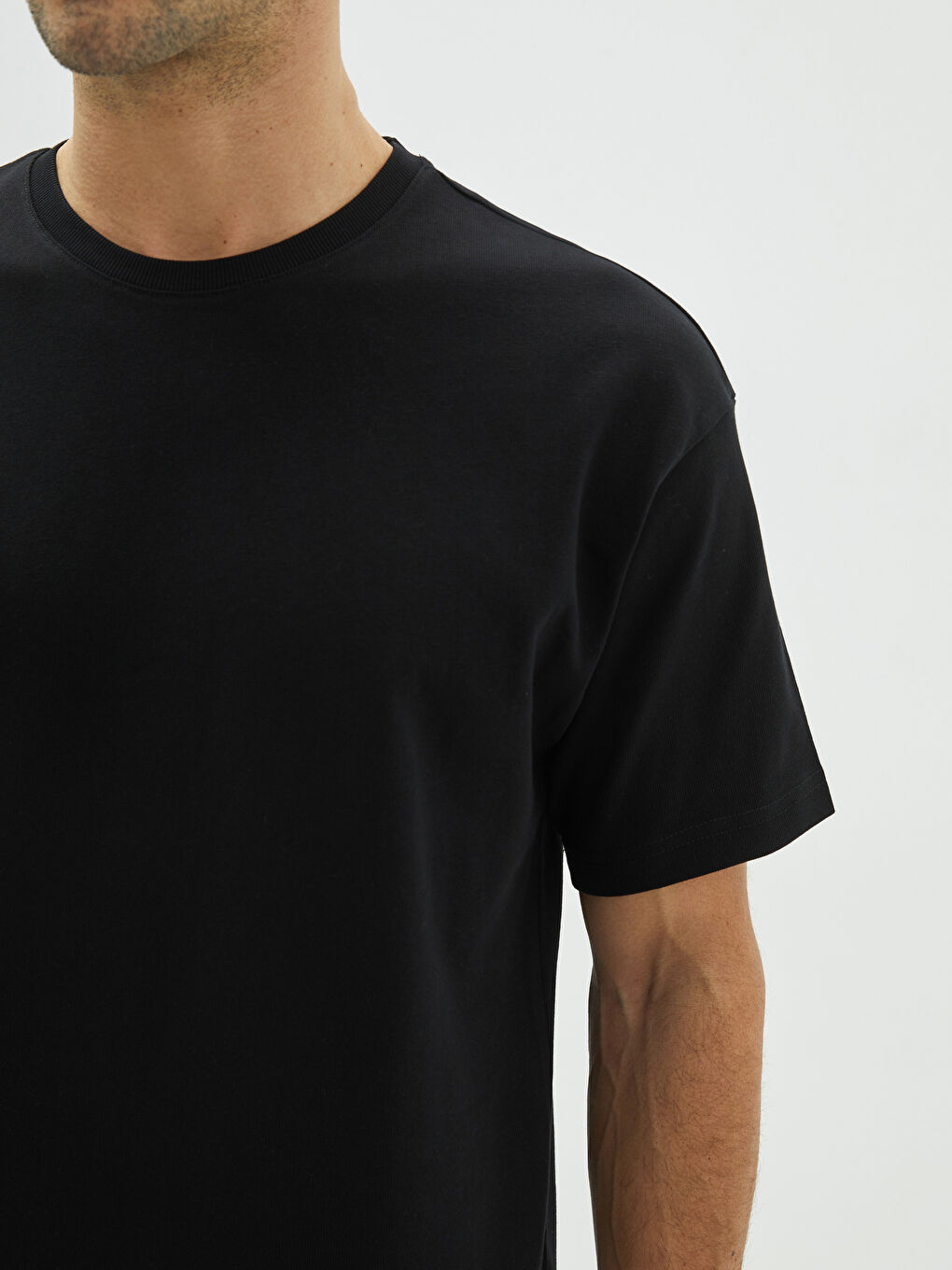 Siyah Oversize Bisiklet Yaka Kısa Kollu Penye Erkek Tişört-3