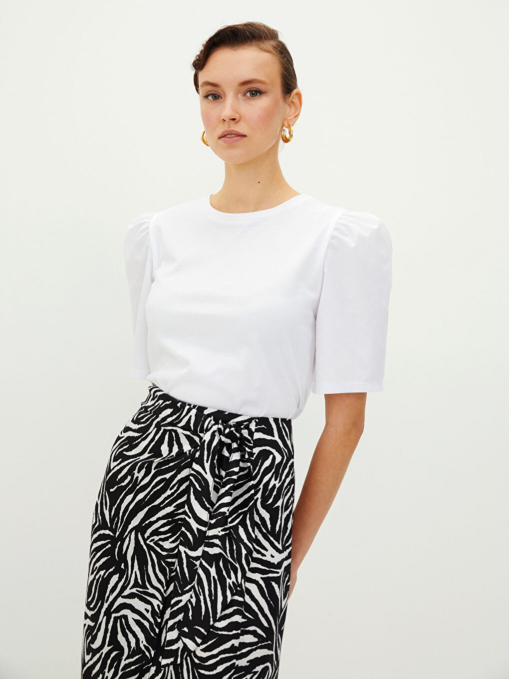 მრგვალი საყელო უბრალო მოკლე სახელო ქალებისთვის მაისური