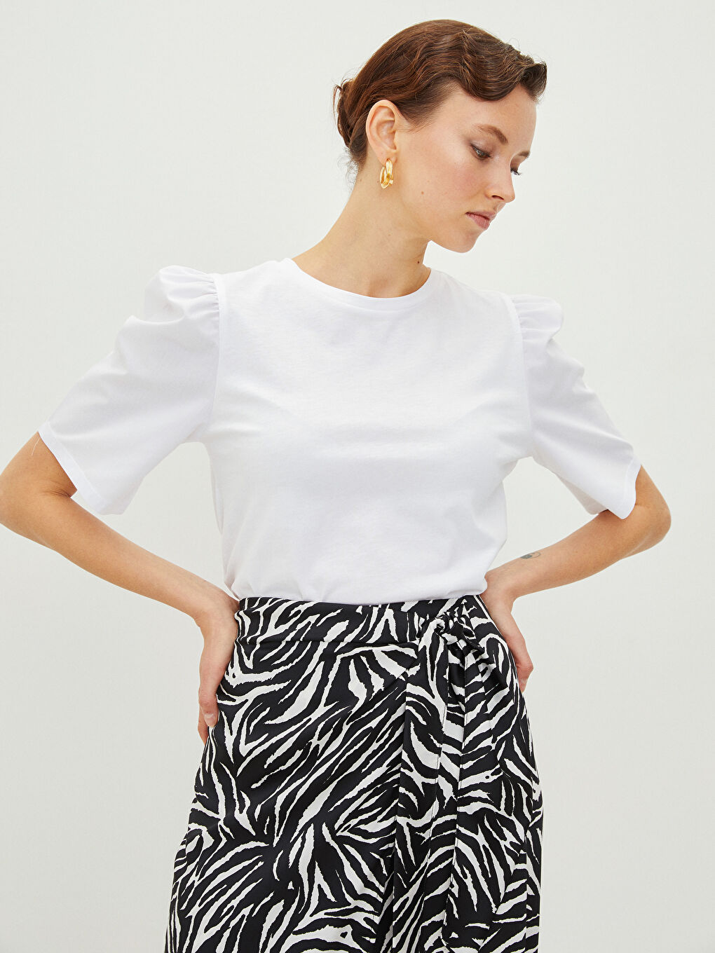 მრგვალი საყელო უბრალო მოკლე სახელო ქალებისთვის მაისური-1