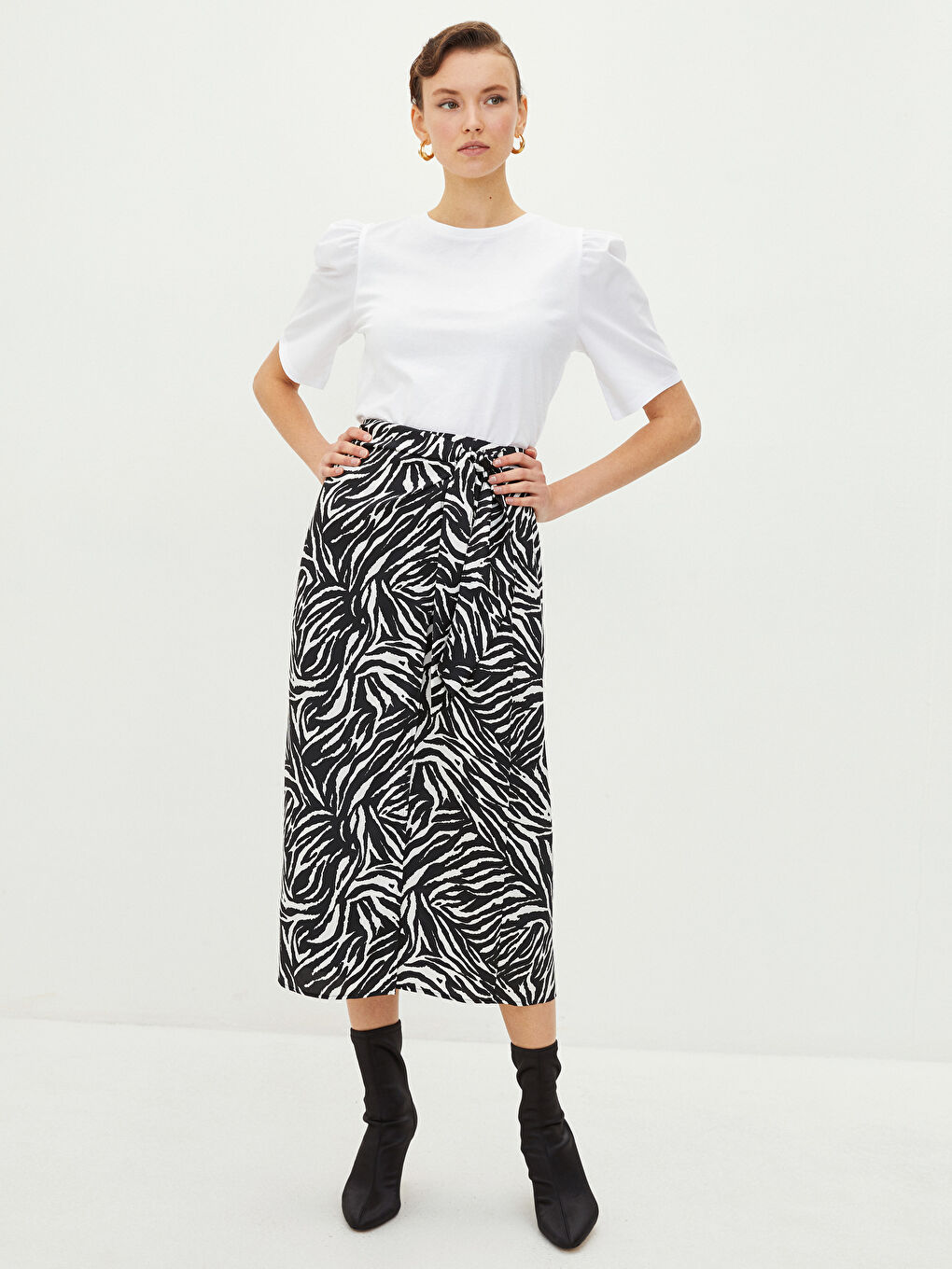 მრგვალი საყელო უბრალო მოკლე სახელო ქალებისთვის მაისური-2