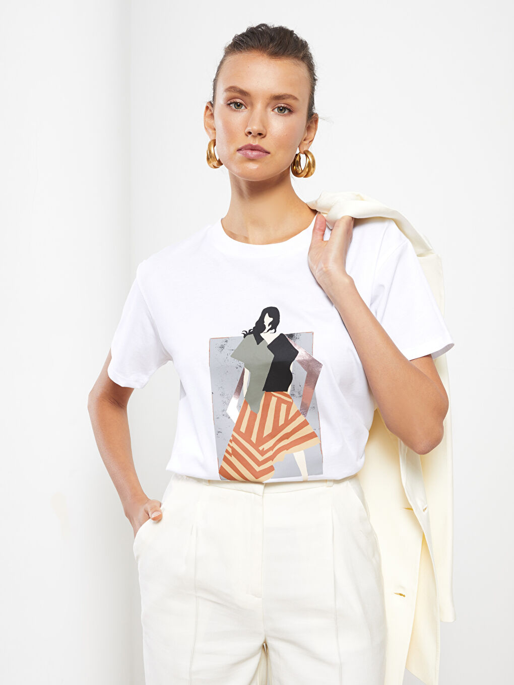 Beyaz Bisiklet Yaka Baskılı Kısa Kollu Pamuklu Kadın Tişört