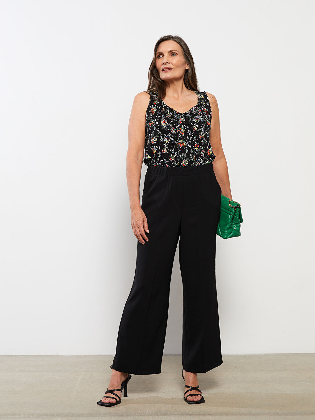 Siyah Beli Lastikli Rahat Kalıp Cep Detaylı Kadın Pantolon-1