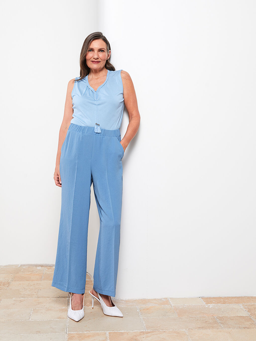 Mavi Beli Lastikli Rahat Kalıp Cep Detaylı Kadın Pantolon-1