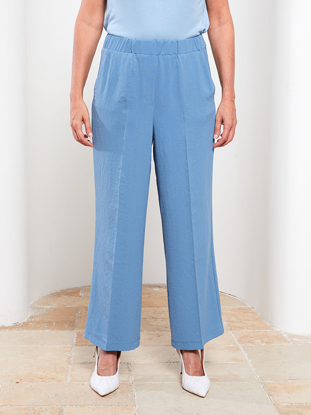 Mavi Beli Lastikli Rahat Kalıp Cep Detaylı Kadın Pantolon-3