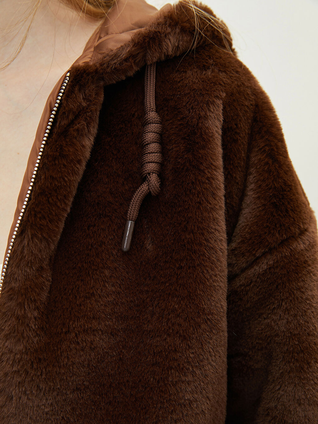 Kahverengi Kapüşonlu Düz Uzun Kollu Pelüş Kadın Mont-4