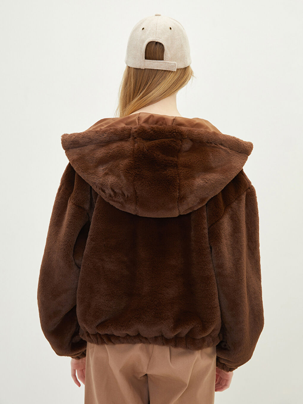 Kahverengi Kapüşonlu Düz Uzun Kollu Pelüş Kadın Mont-5