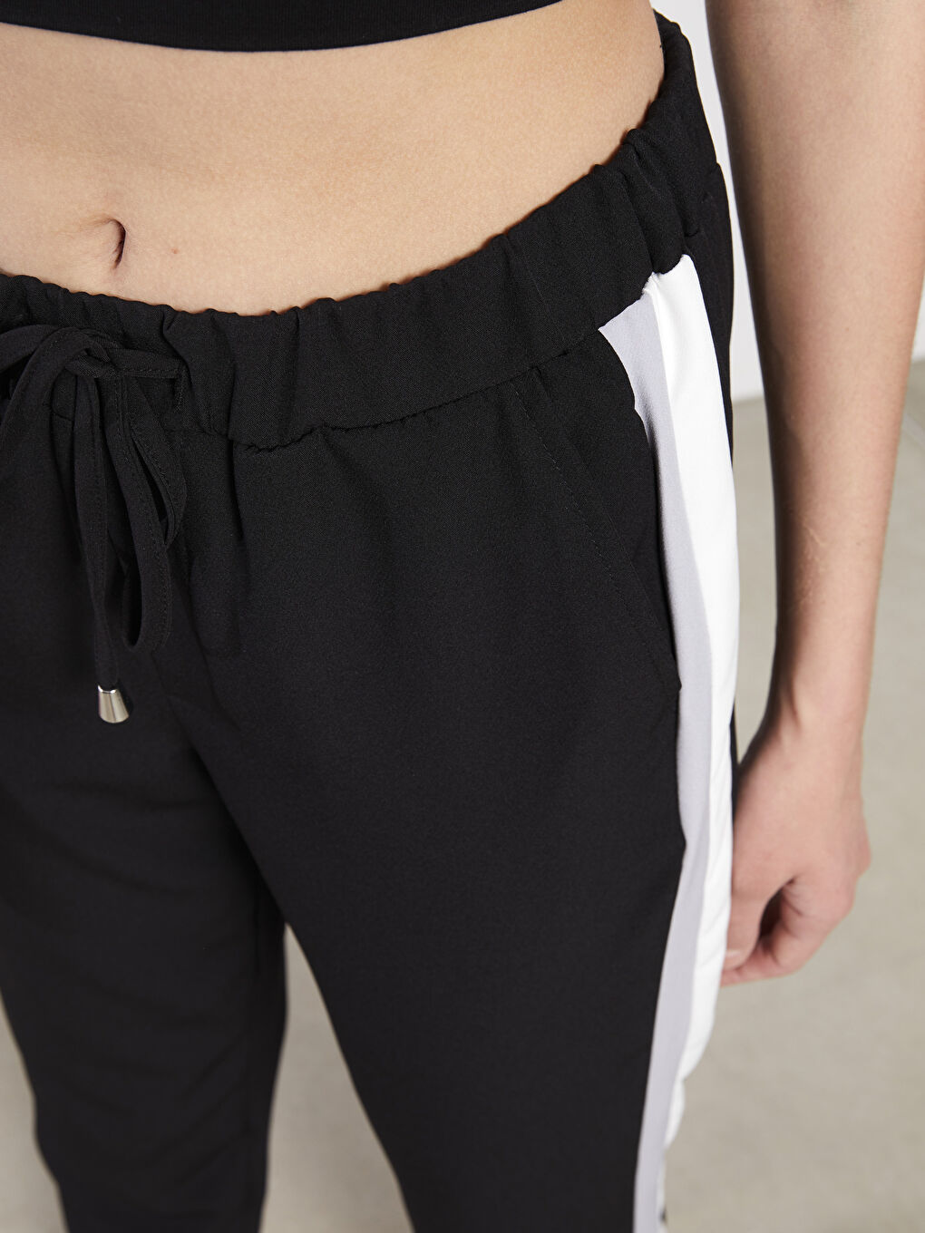 Elastic Waist Regular Pocket Detailed Women's Trousers-3