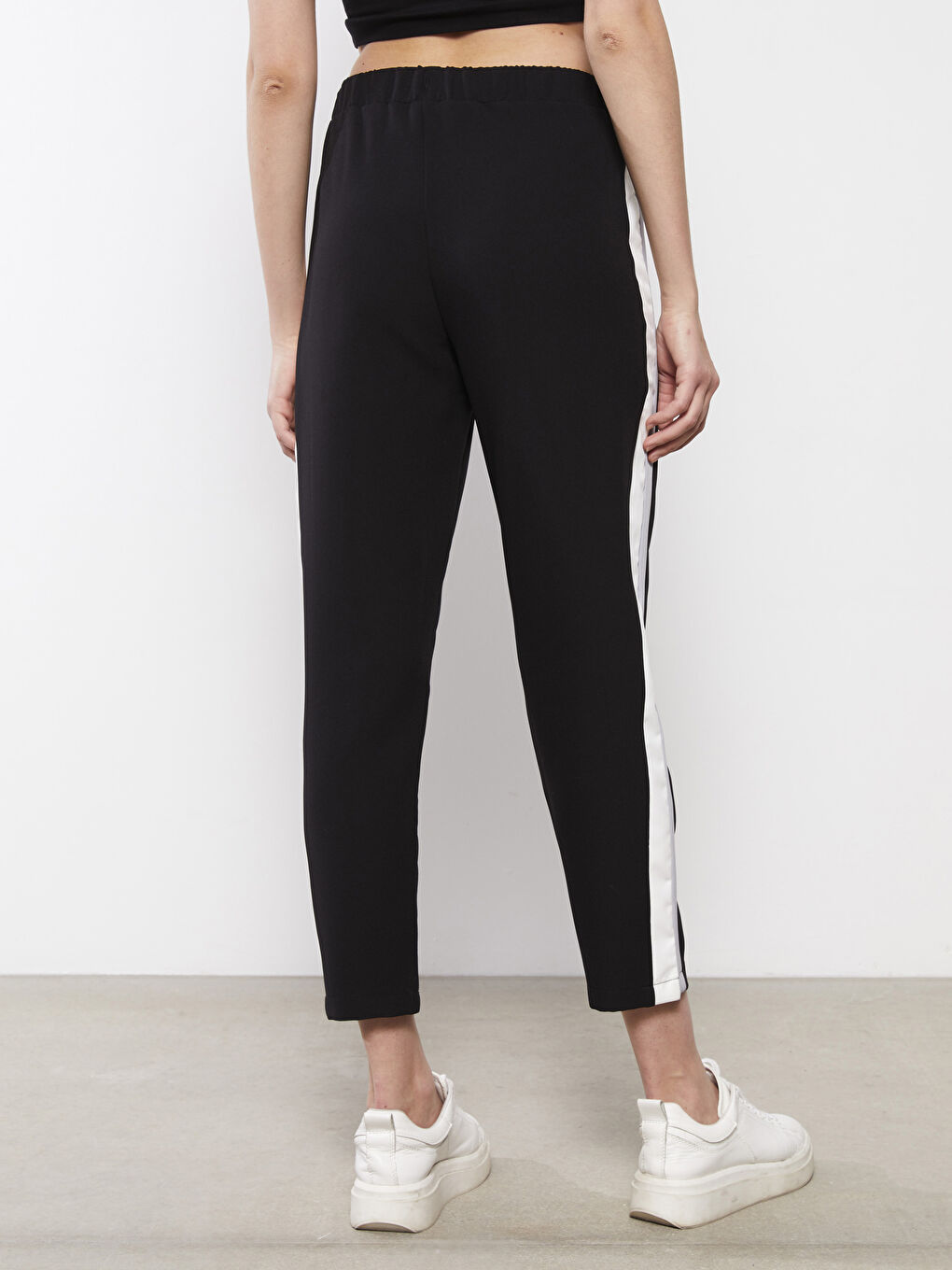 Elastic Waist Regular Pocket Detailed Women's Trousers-4