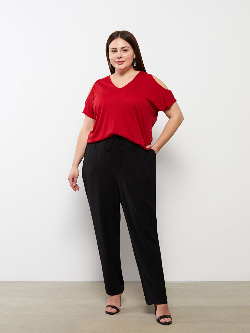 Siyah Büyük Beden Beli Lastikli Rahat Kalıp Düz Cep Detaylı Kadın Pantolon