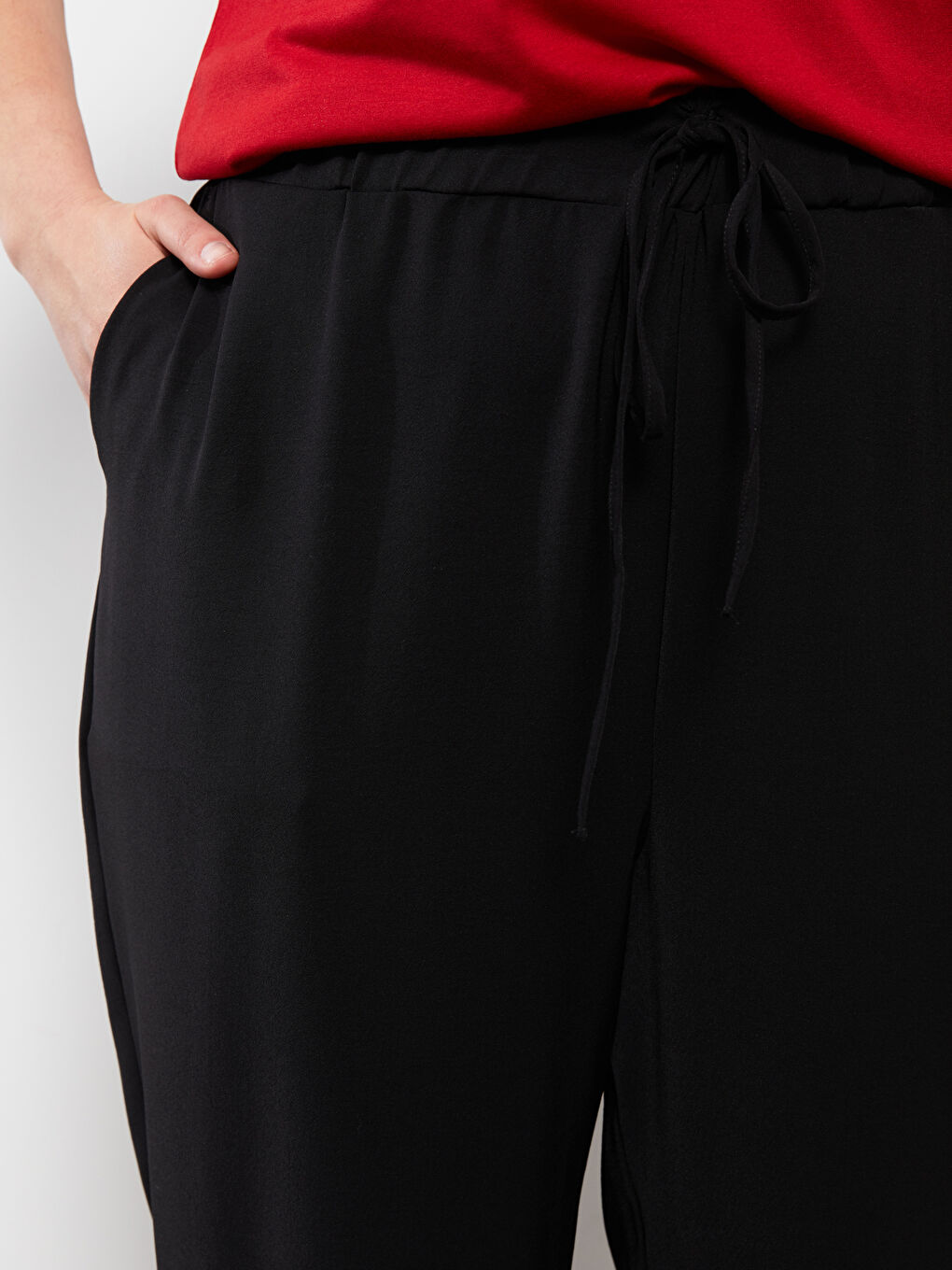 Siyah Büyük Beden Beli Lastikli Rahat Kalıp Düz Cep Detaylı Kadın Pantolon-2