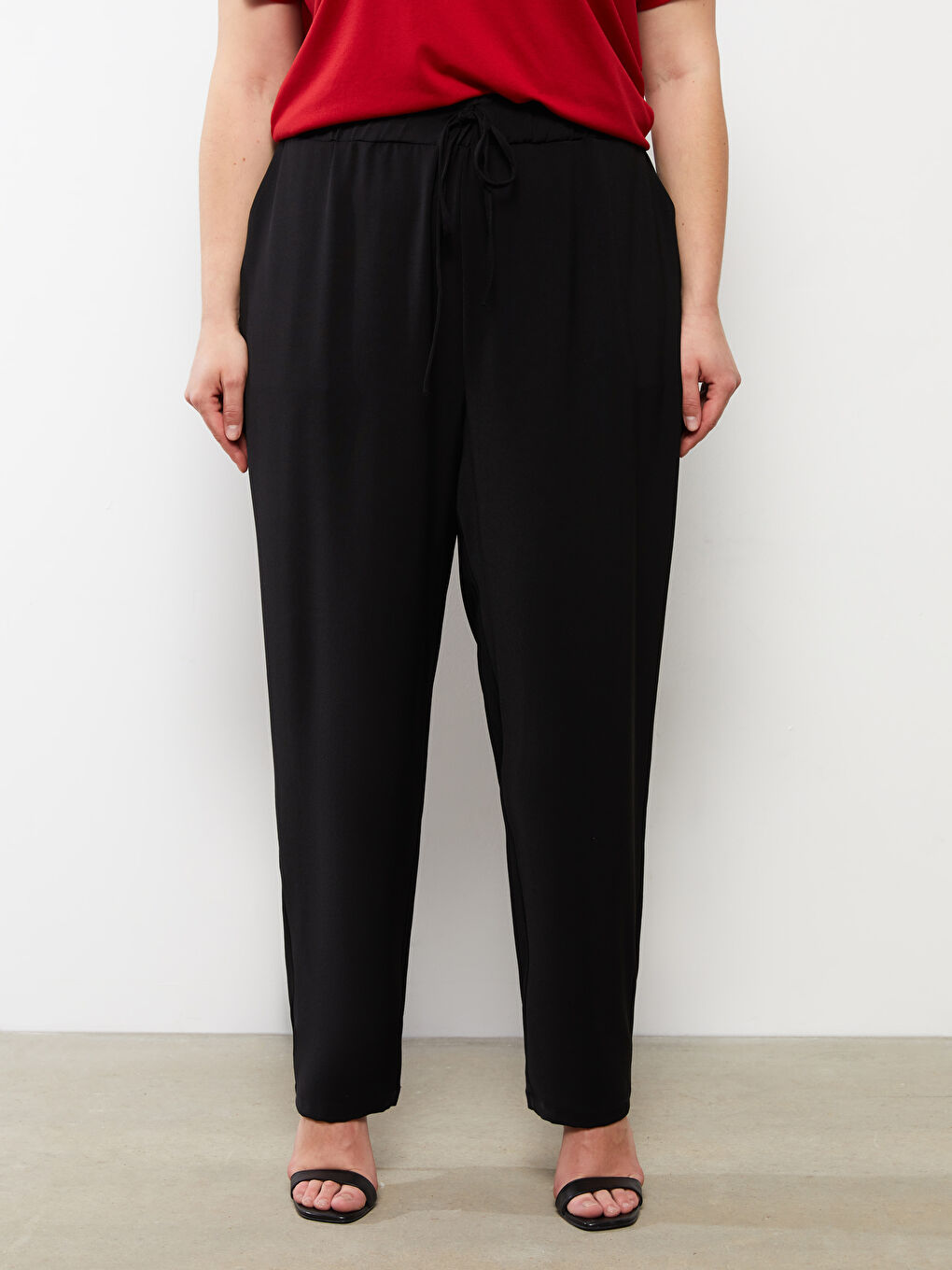 Siyah Büyük Beden Beli Lastikli Rahat Kalıp Düz Cep Detaylı Kadın Pantolon-3