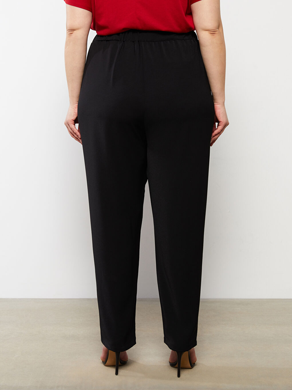 Siyah Büyük Beden Beli Lastikli Rahat Kalıp Düz Cep Detaylı Kadın Pantolon-4