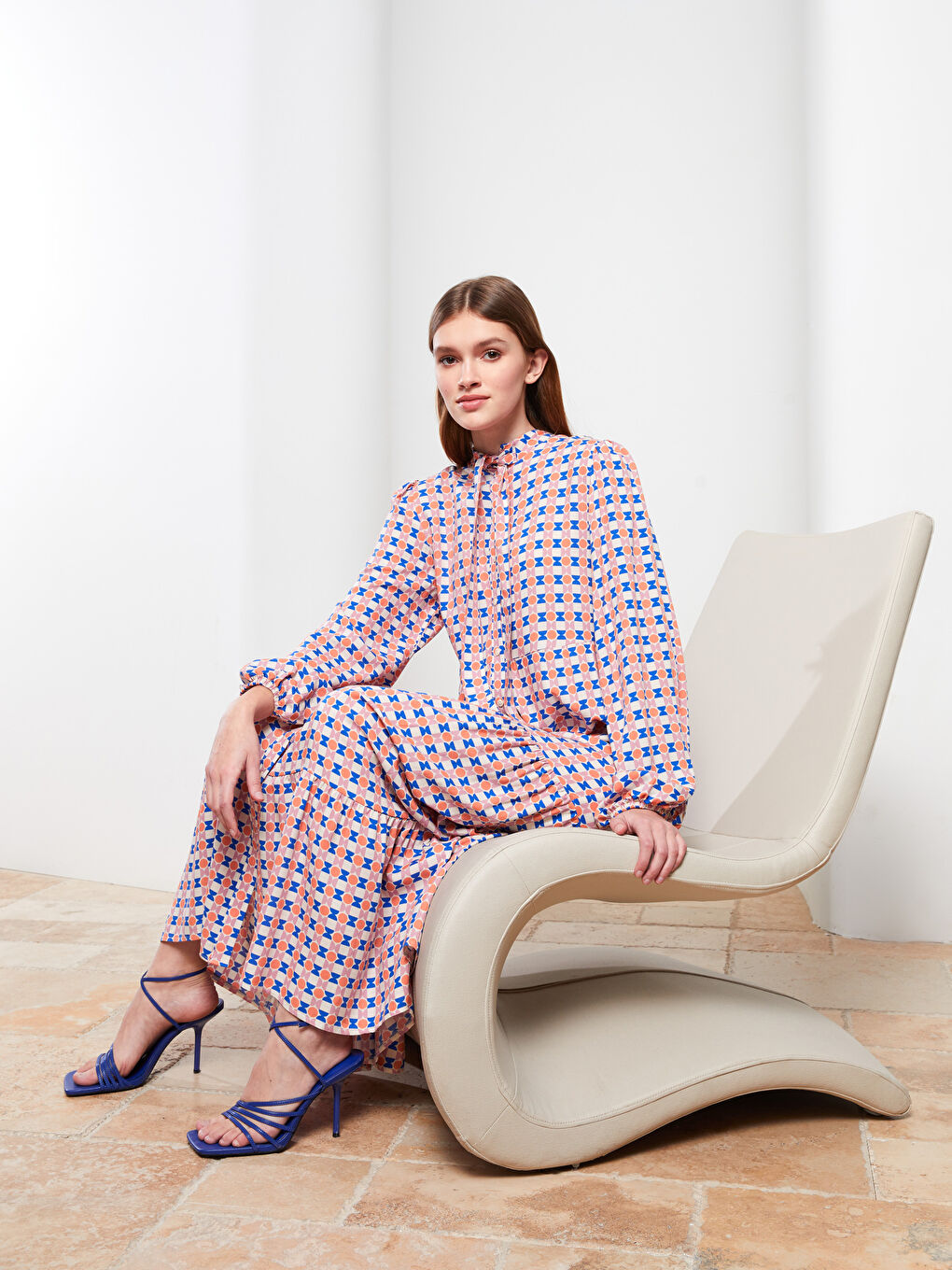 Beyaz Bağlamalı Yaka Desenli Uzun Kollu Viskon Kadın Gömlek Elbise