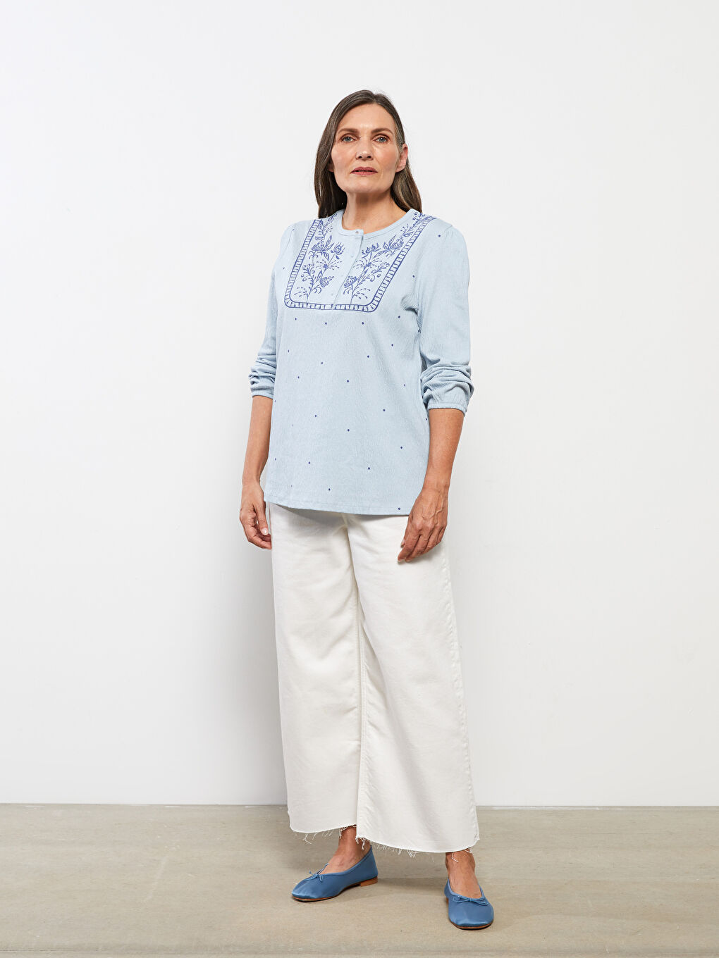 Mavi Bisiklet Yaka Nakışlı Uzun Kollu Kadın Tişört