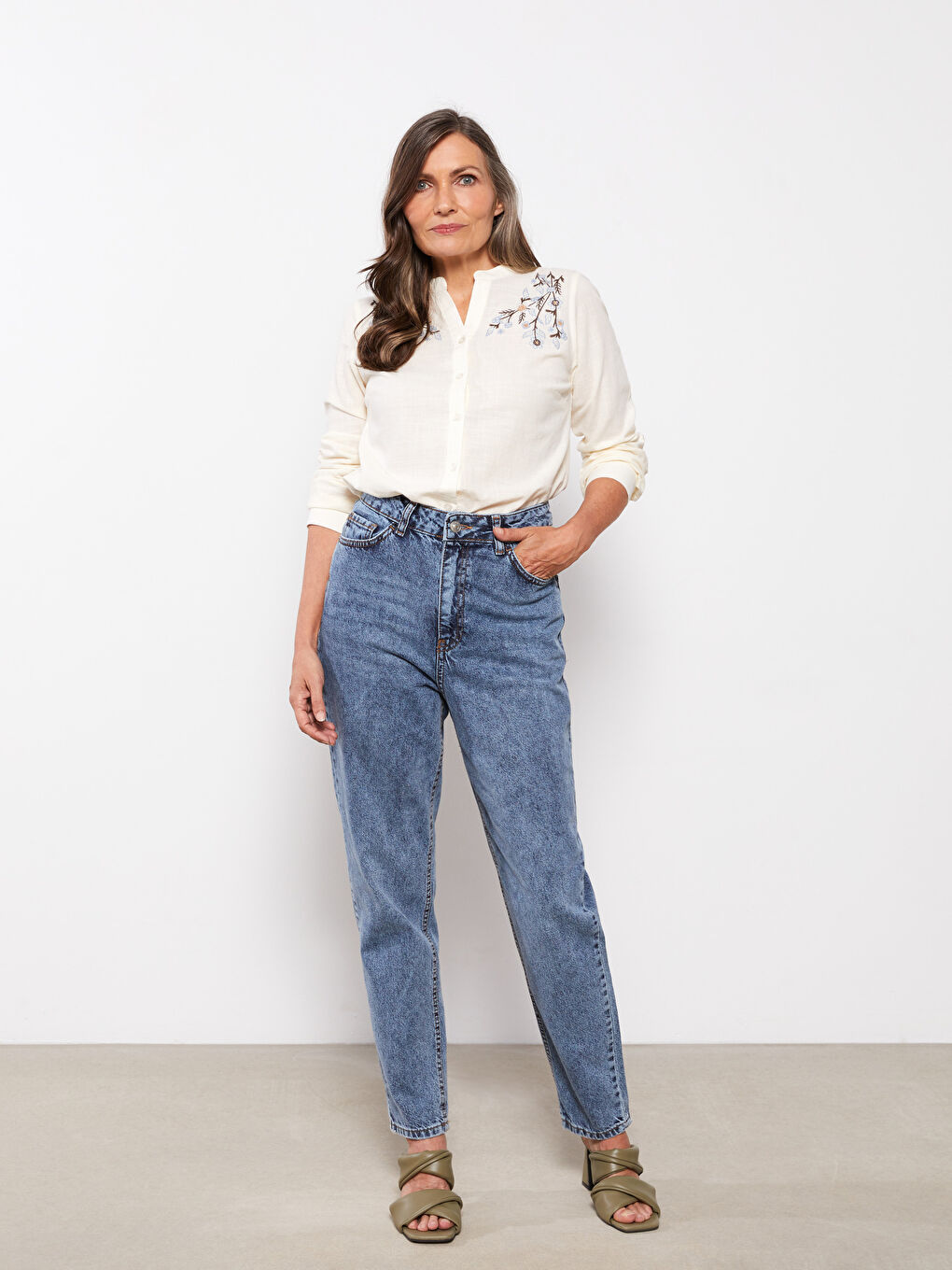 Ekru Kaçık Yaka Nakışlı Uzun Kollu Pamuklu Kadın Gömlek-2