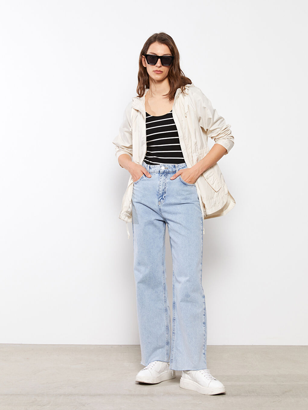 Bej Kadın Kapüşonlu Düz Yağmurluk