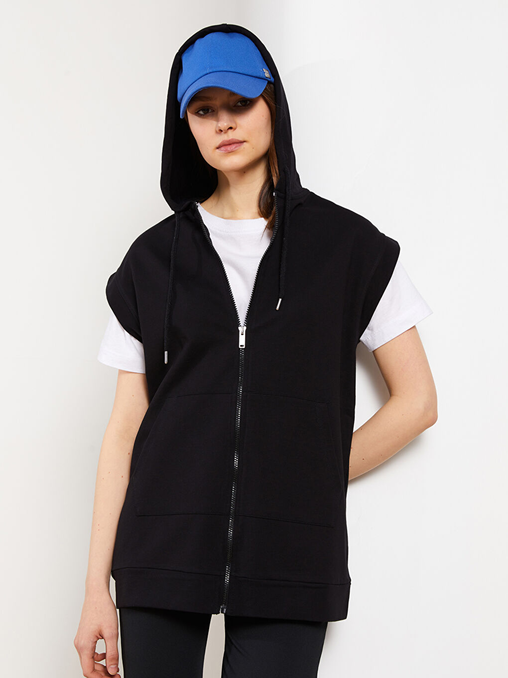 Siyah Kapüşonlu Düz Cep Detaylı Kadın Yelek