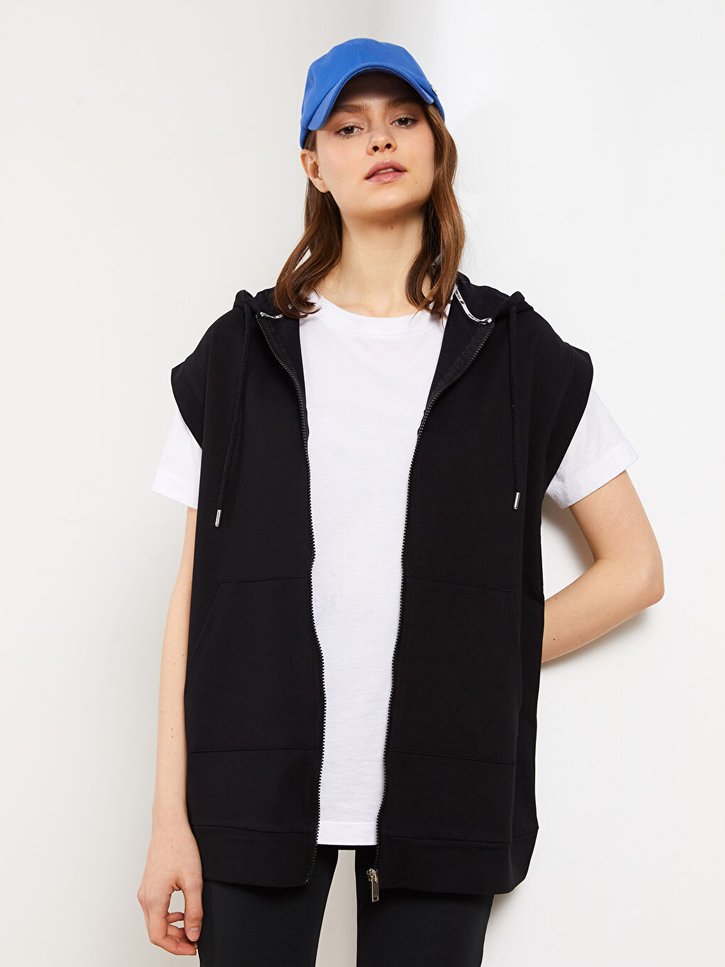 Siyah Kapüşonlu Düz Cep Detaylı Kadın Yelek-1