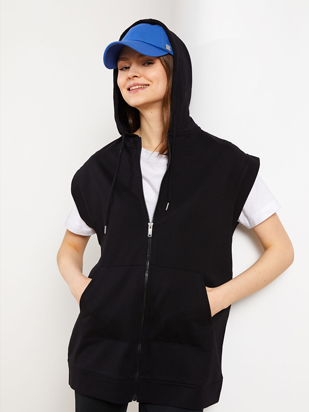 Siyah Kapüşonlu Düz Cep Detaylı Kadın Yelek-2