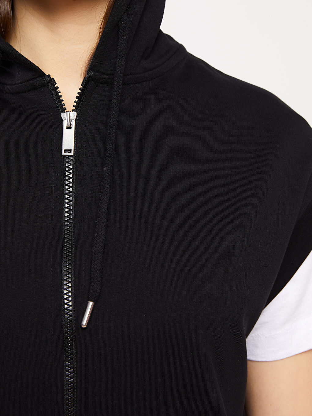 Siyah Kapüşonlu Düz Cep Detaylı Kadın Yelek-3