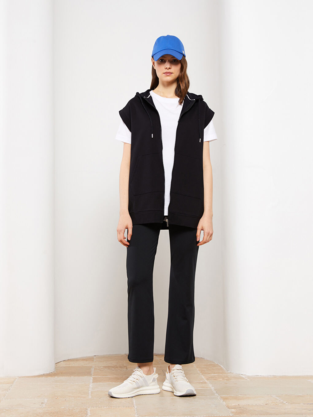 Siyah Kapüşonlu Düz Cep Detaylı Kadın Yelek-4