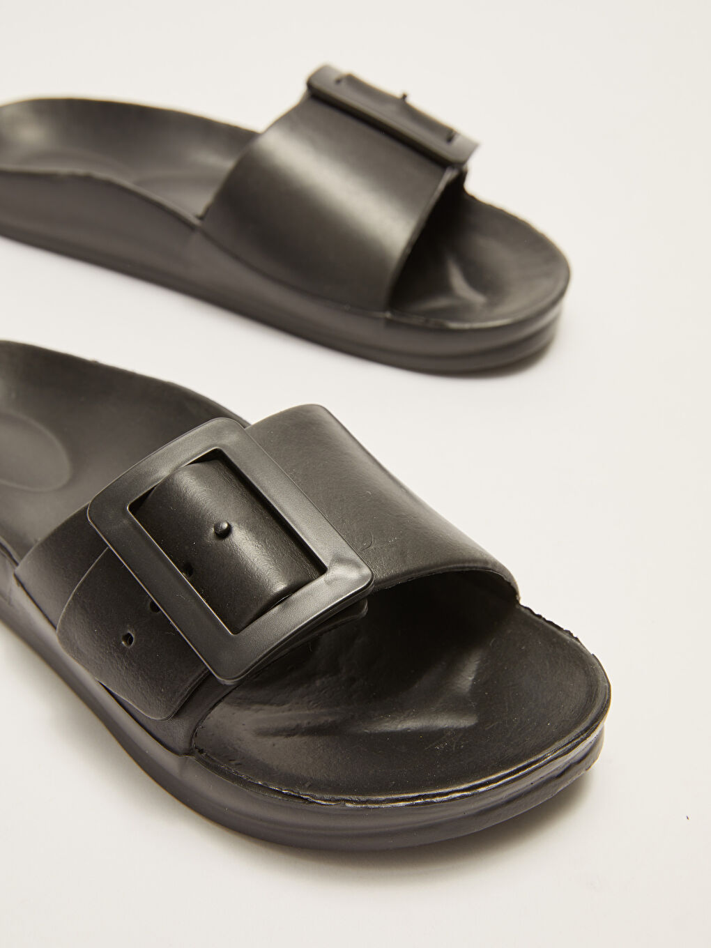 Siyah Tek Bantlı Tokalı Kadın Terlik-2