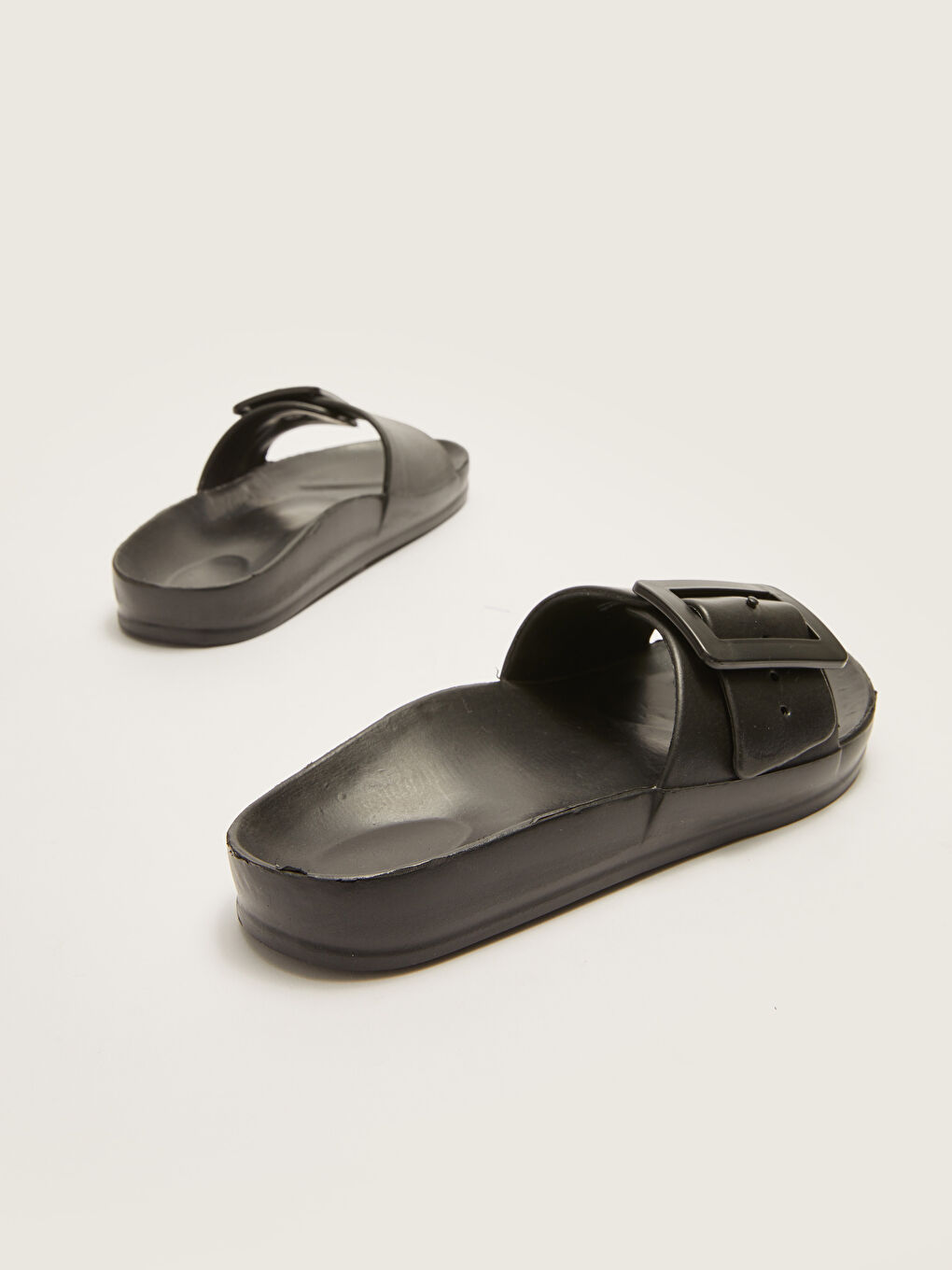 Siyah Tek Bantlı Tokalı Kadın Terlik-4