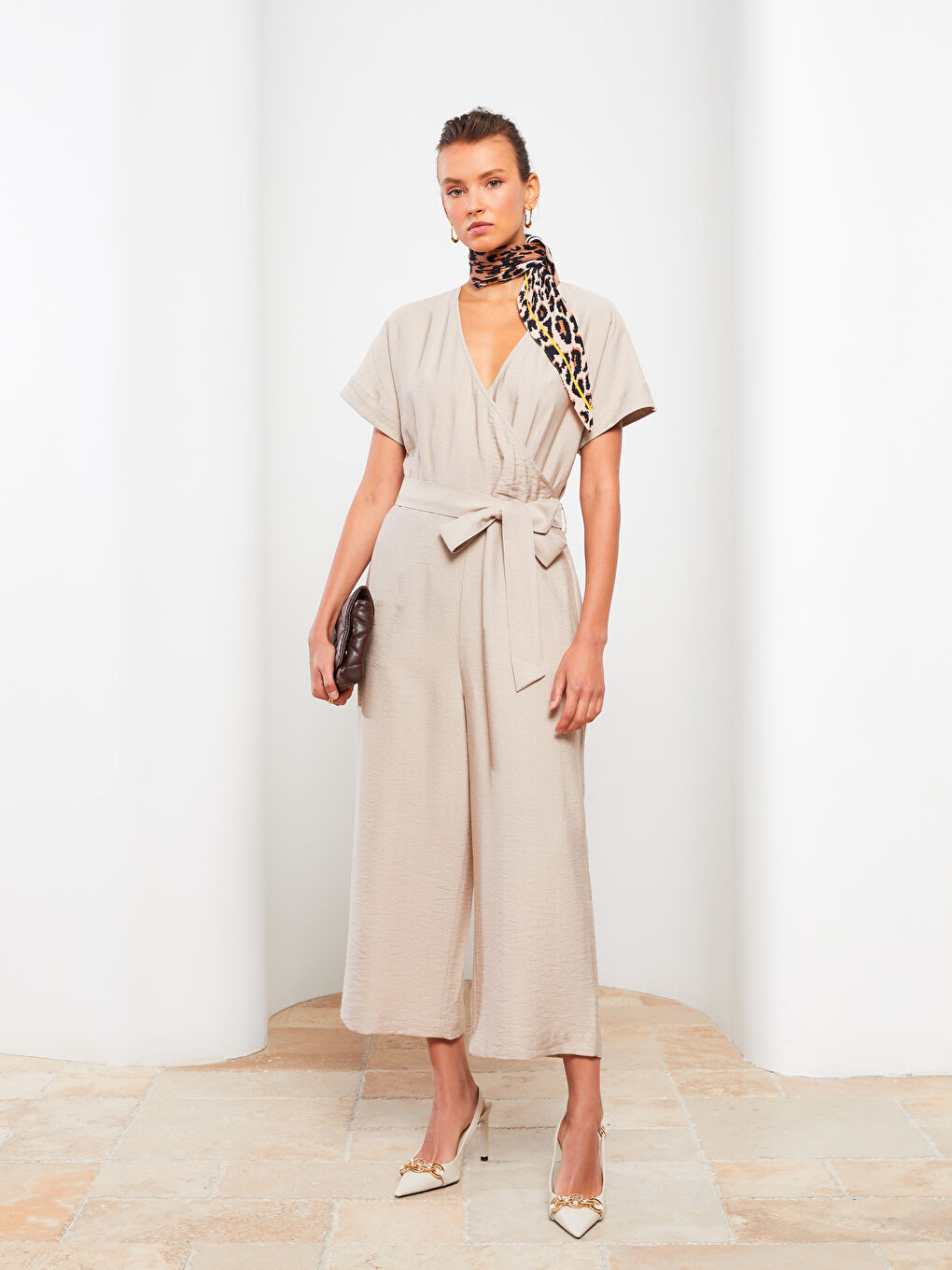 Bej Kruvaze Yaka Düz Kısa Kollu Kadın Tulum