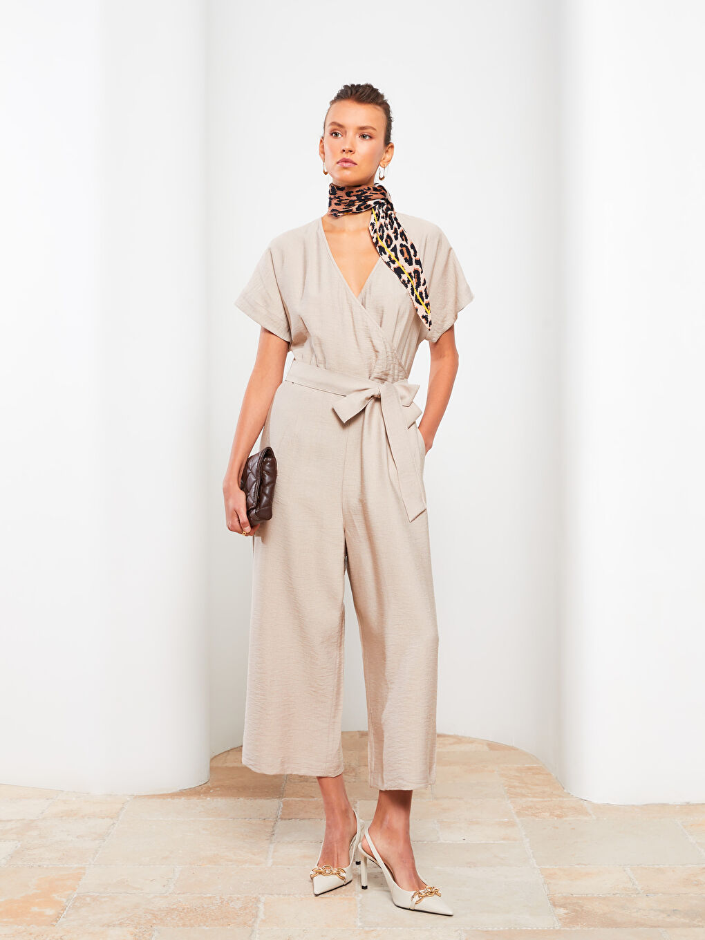 Bej Kruvaze Yaka Düz Kısa Kollu Kadın Tulum-1