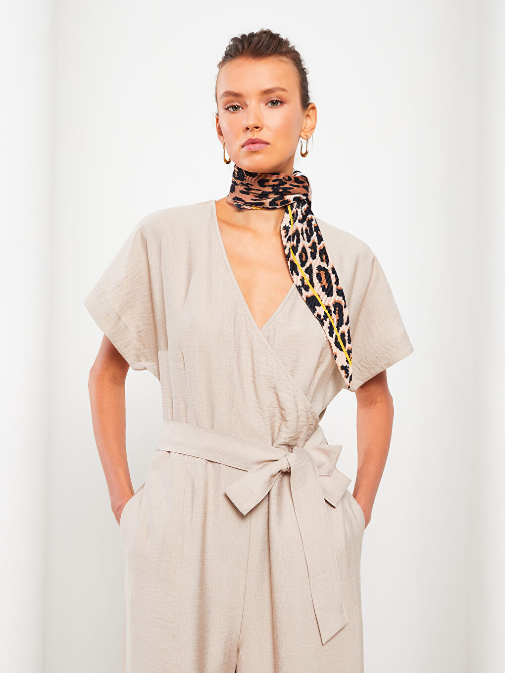 Bej Kruvaze Yaka Düz Kısa Kollu Kadın Tulum-3